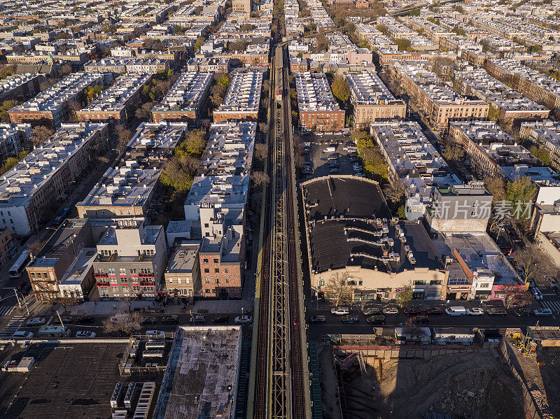 纽约布鲁克林布什维克住宅区的高架地铁线。