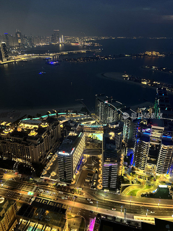 垂直夜景从迪拜高的观点