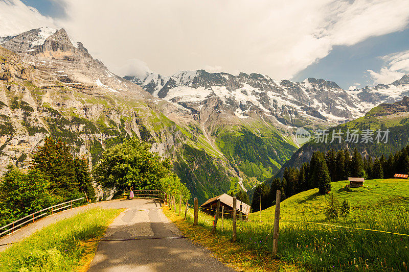 山路。Lauterbrunnen。瑞士。山的风景。伯尔尼州。穆伦村