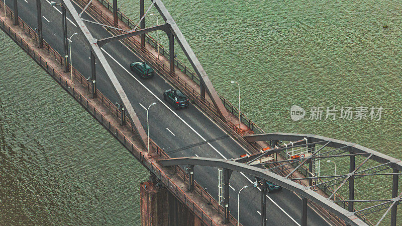 沿着葡萄牙的道路和桥梁的航拍图像，具有史诗般的场景。