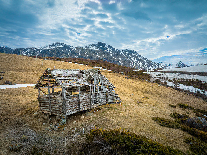 挪威约顿海门国家公园的废弃小木屋鸟瞰图