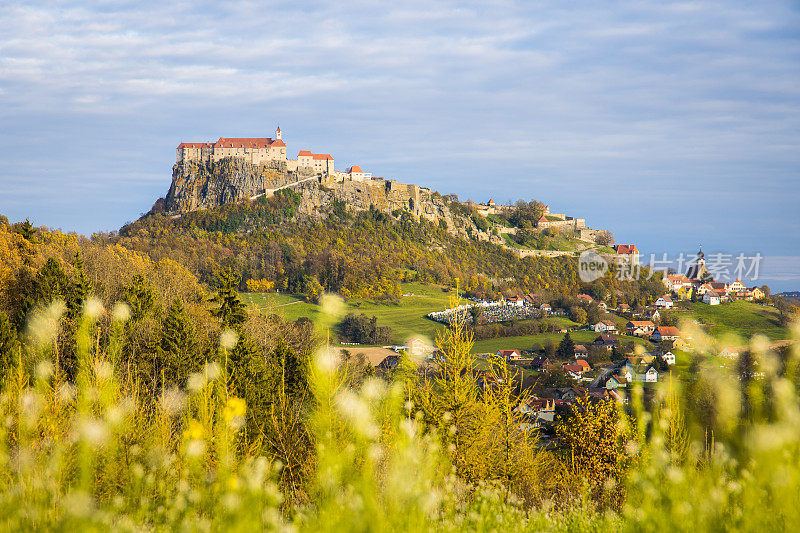 美丽的奥地利里格斯堡城堡在一个美丽的秋日