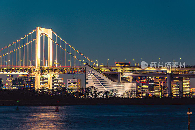 彩虹桥横跨东京湾，日本东京