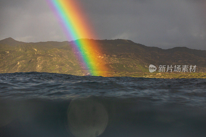 海洋风暴中鲜艳的彩虹