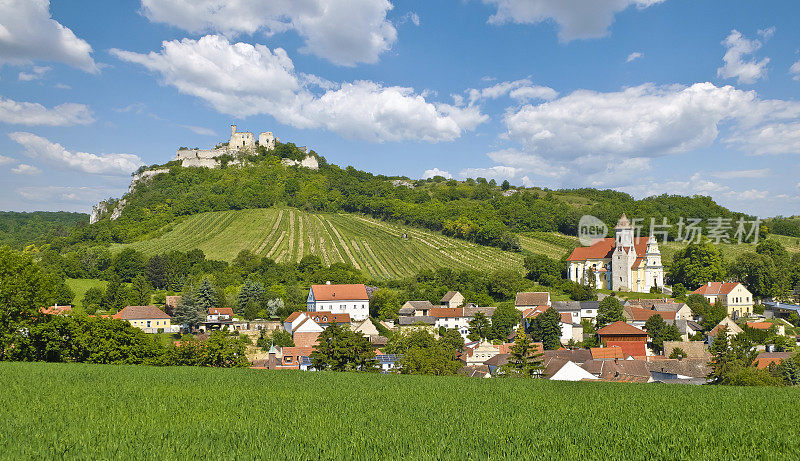 法尔肯斯坦位于波伊斯多夫市附近，是位于魏因维尔特尔东北部的浪漫小葡萄酒村。自14世纪起，这里就开始种植葡萄酒。值得一看的还有古城堡的废墟，可以看到美丽的全景。