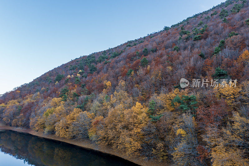 无人机在Boraboy拍摄的美丽的秋天湖面反射的鸟瞰图，它就像墙纸一样