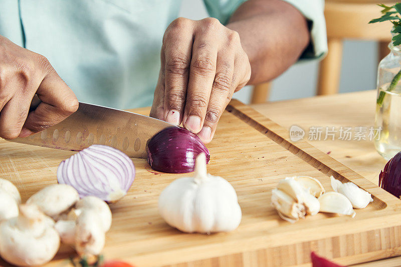 一名男子正在准备健康的蛋白质午餐