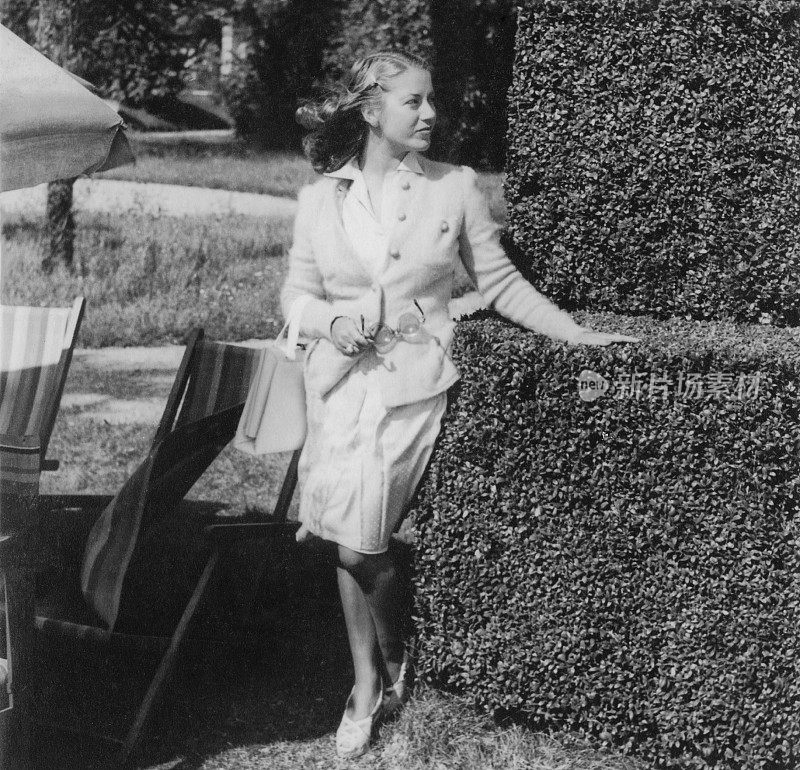 1941年，花园里的年轻女子。