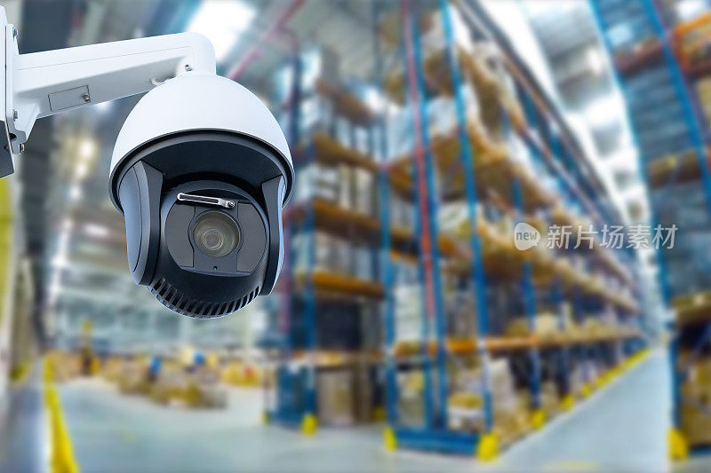 闭路摄像机多角度闭路电视系统，以现代仓库为背景。货物保护的概念。