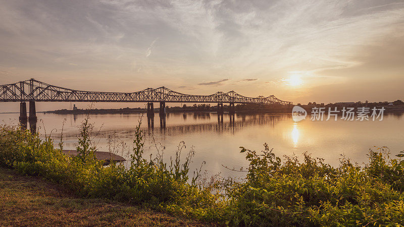 密西西比河上的纳切斯-维达利亚大桥