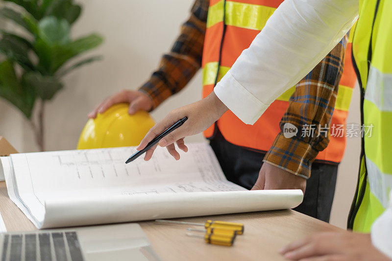 工程师对施工图纸进行复核。工程土建开工前承包商检查图纸。准备建设项目规划、咨询、建筑。