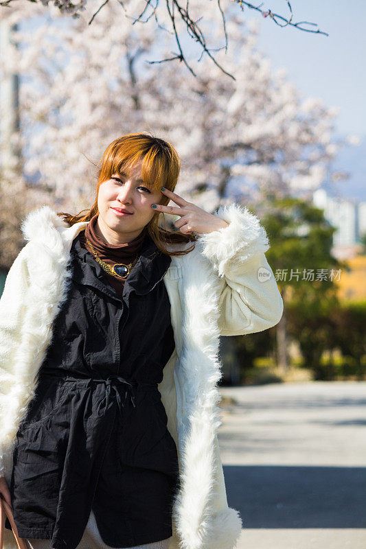 一名年轻女子在韩国与小樱合影