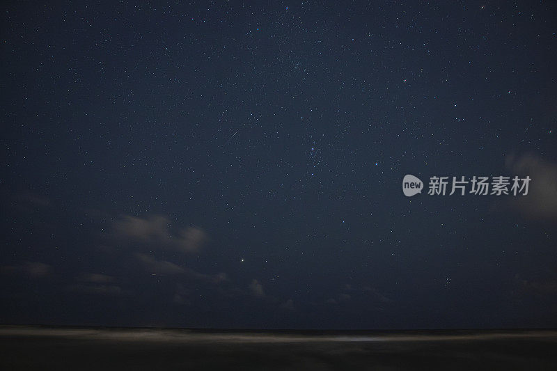 夜晚沙滩上的星空