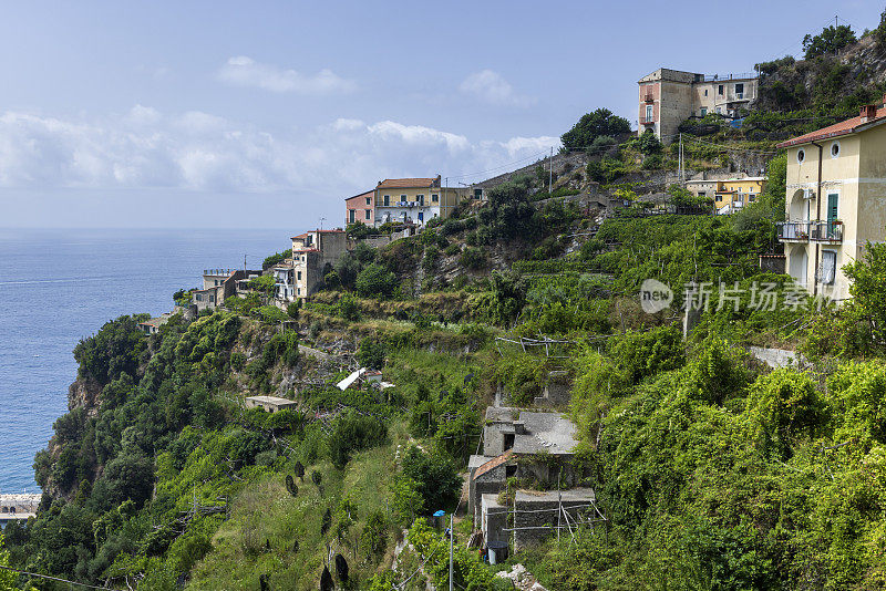 沿着阿马尔菲海岸的Maiori村的海岸景色