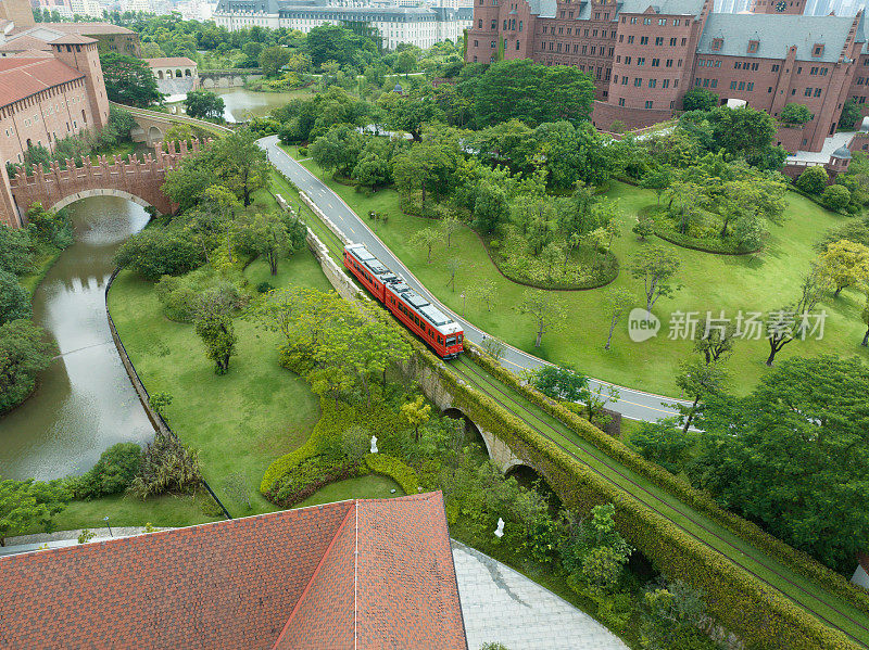 电车穿过市区