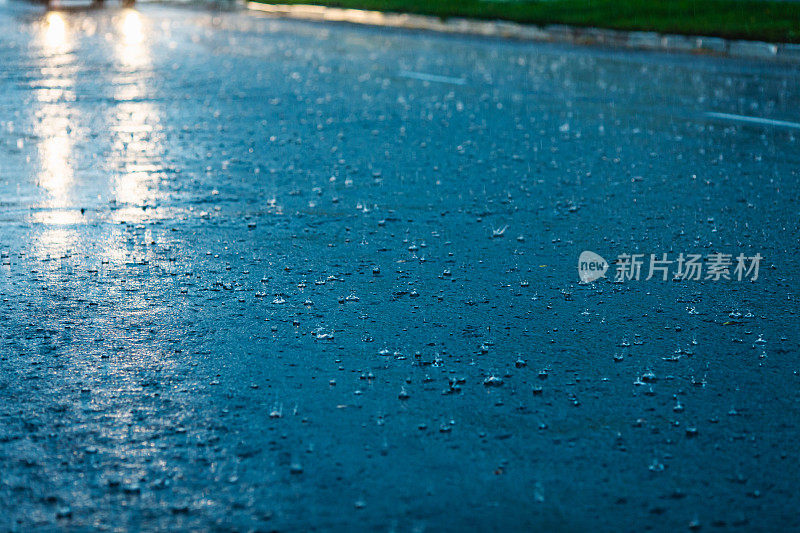 沥青路上的雨滴。天气。背景。雨