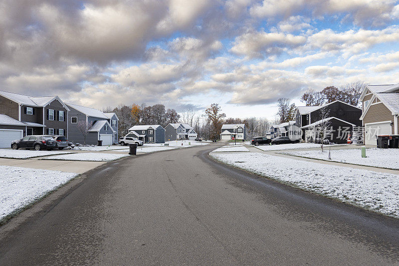 冬天，郊区一个住宅城市的街道