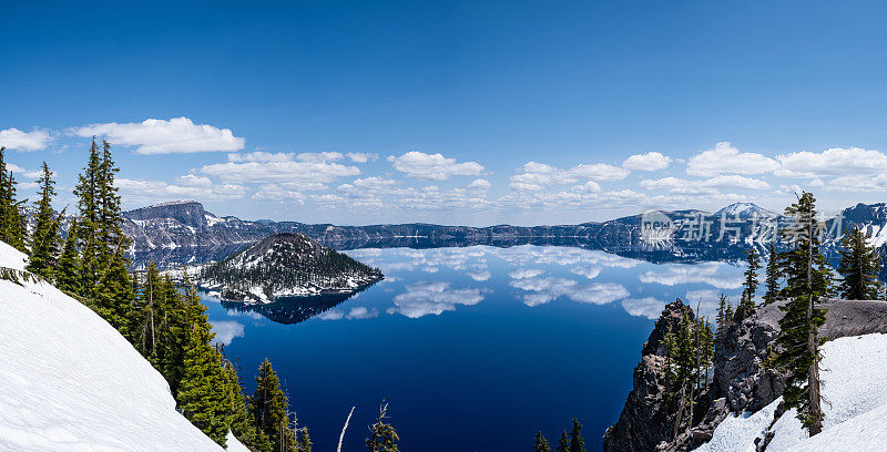 火山口湖的全景图