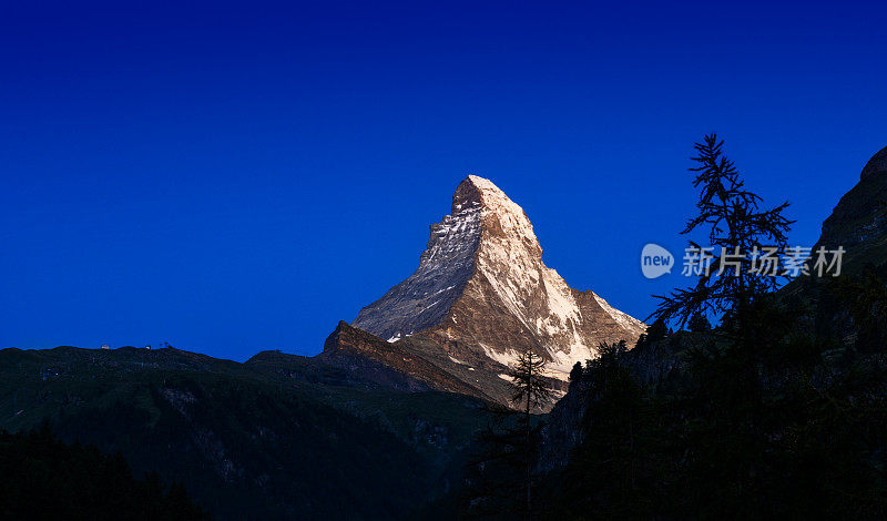 瑞士旅游-面向西方的马特洪峰在瑞士一侧的日出山景