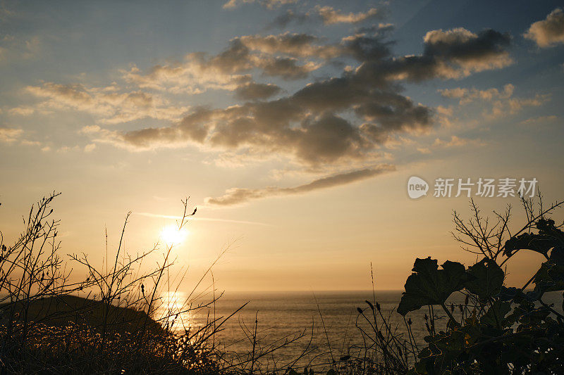 九月初的傍晚，康沃尔郡纽基彭泰海岸的日落。