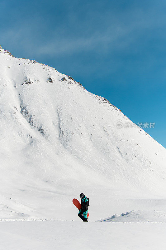 伟大的男子自由骑手与滑雪板散步对冬季山区景观