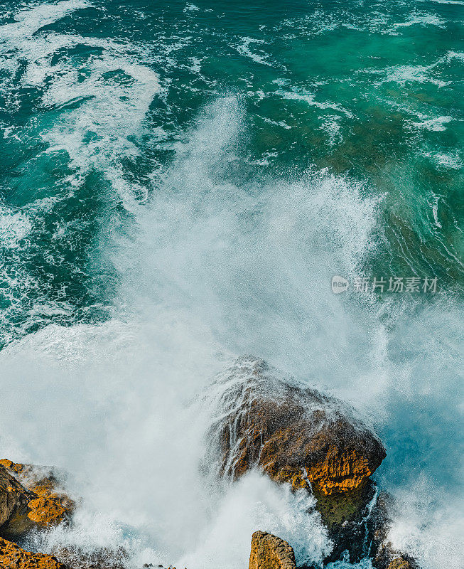 海浪冲击着岩石