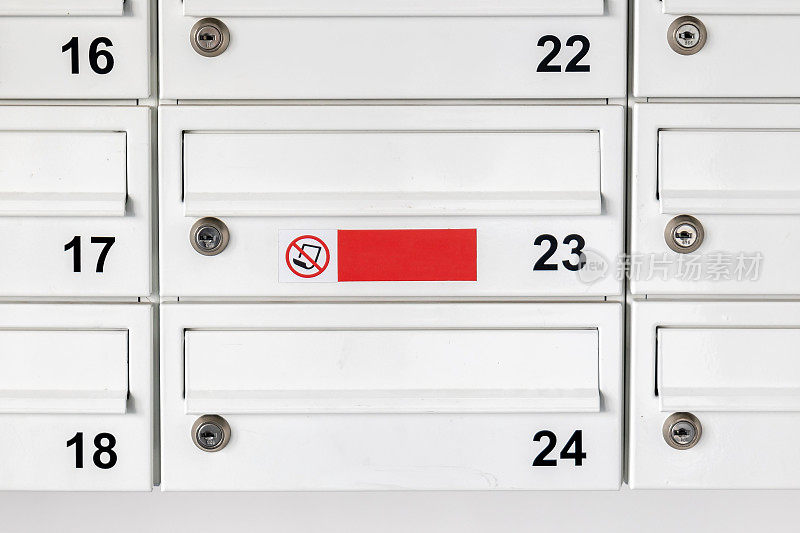 简单的公共信箱，信箱信箱为公寓公寓的前视图对象细节特写，没有人，没有广告不干胶标签。公寓邮筒近距离正面拍摄