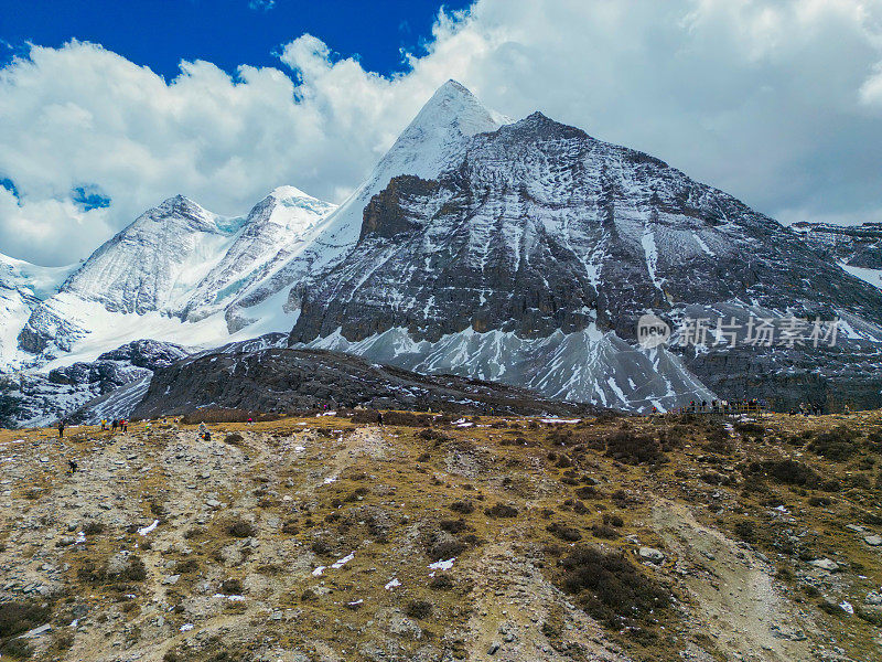 美丽的绿松石湖被称为牛奶湖，亚丁自然保护区五色湖，亚丁风景区位于中国四川稻城