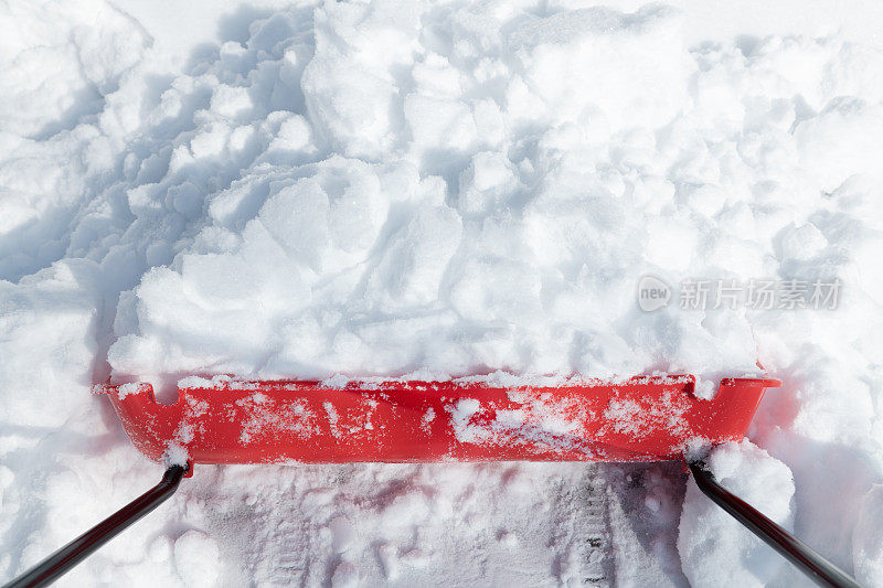 降雪后用大铲子铲雪。冬天用专业的刮刀在院子里工作。