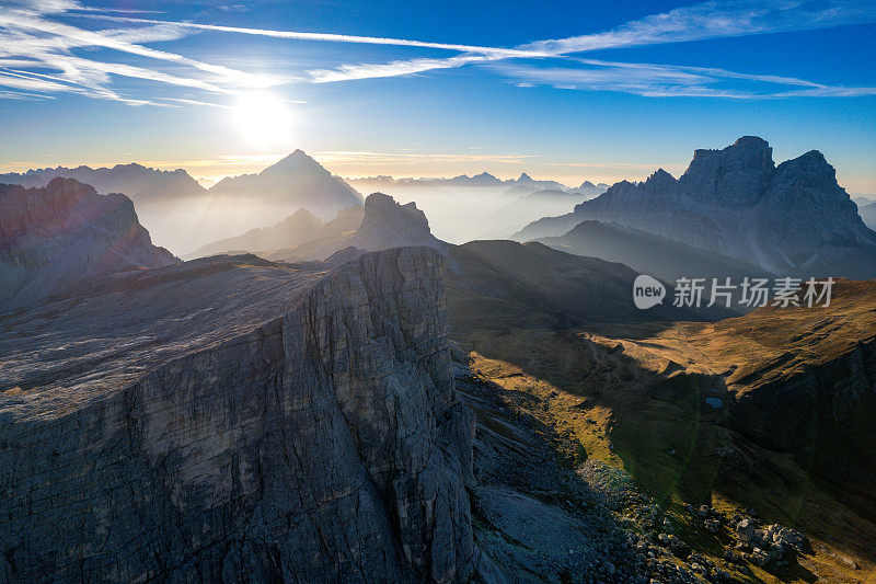 白云石山脉(Dolomiti)上的日出。
