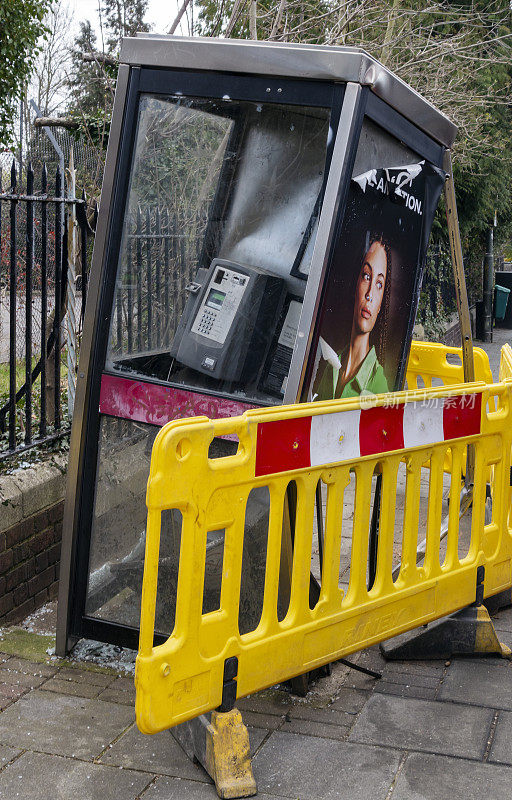 伦敦东南部人行道上被毁坏的电话亭