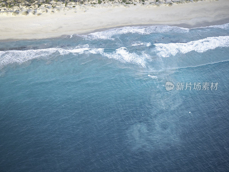 从上面看海浪和海滩