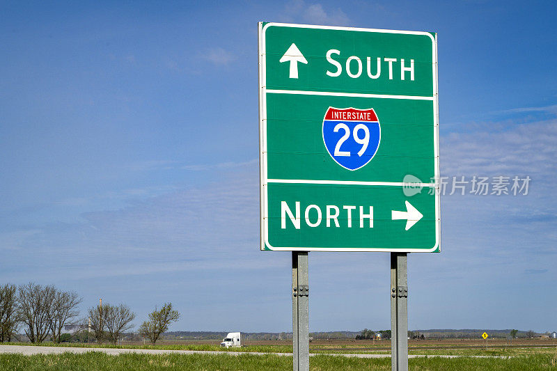 在爱荷华州南部汉堡附近的29号州际公路方向路标