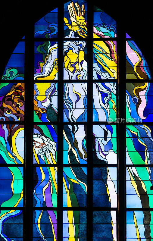 波兰克拉科夫圣方济会教堂新艺术彩色玻璃窗的细节