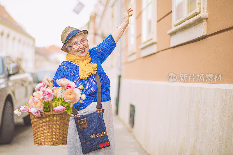 美丽活跃的老年女性