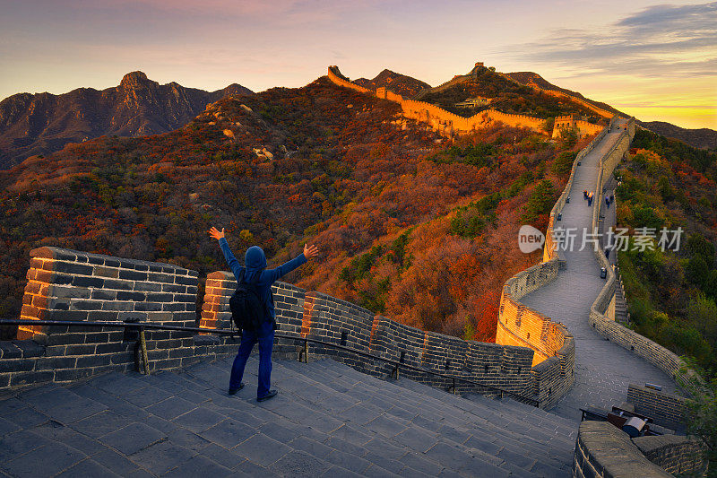 年轻的徒步旅行者在长城，中国北京