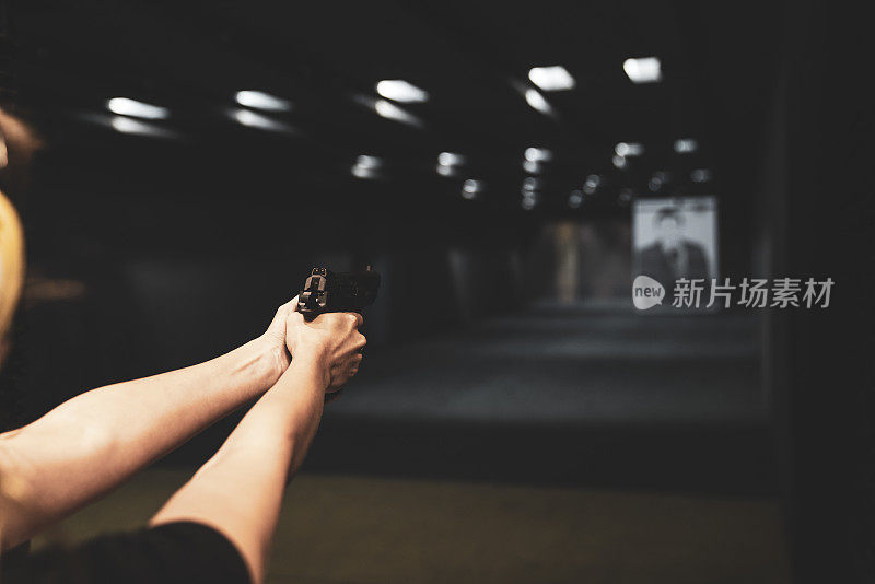 在射击场用枪射击目标