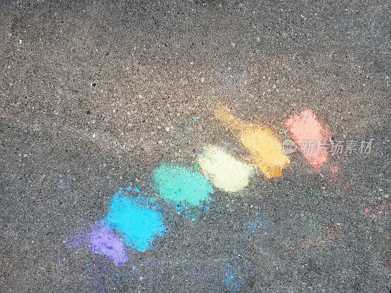 儿童粉笔画-多色彩虹背景