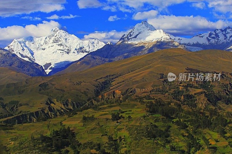 秘鲁安第斯山脉，白雪皑皑的布兰卡山脉