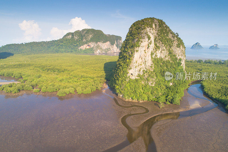 鸟瞰图拍摄热带海滩海与长尾船在泰国南部