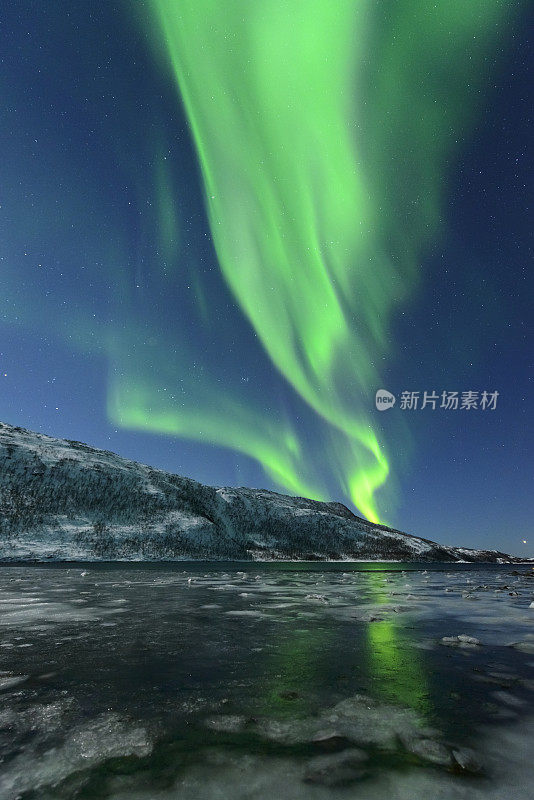 北极光挪威北部夜空中的北极光