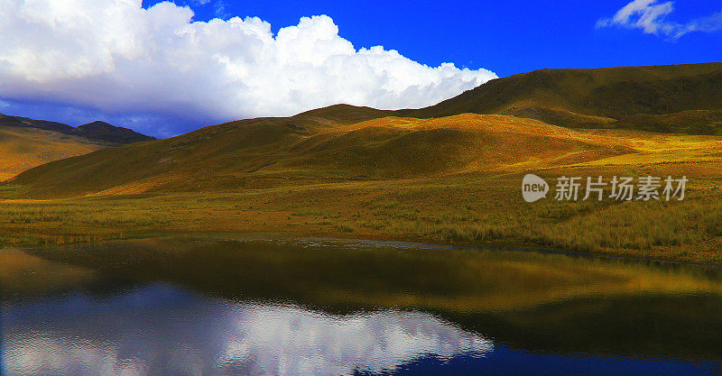 秘鲁安第斯山脉卡帕-布兰卡山脉-安第斯山脉的湖泊反射和山谷