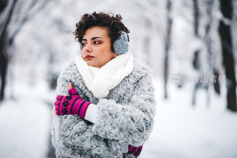 雪中的女人