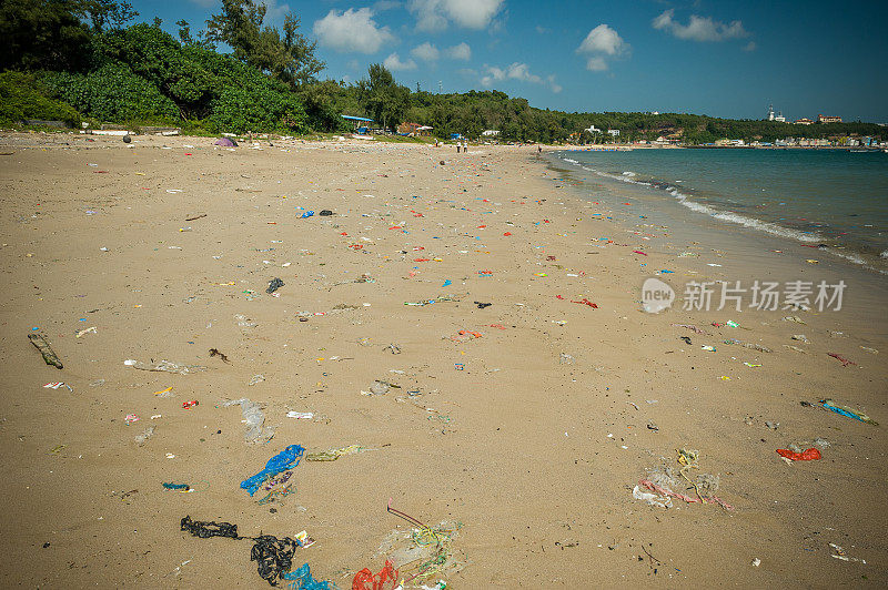 海滩上有很多垃圾