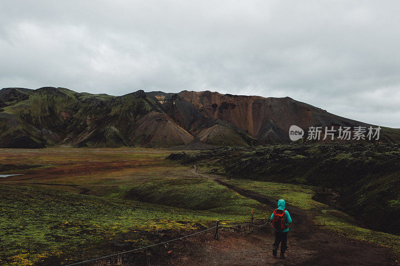 在冰岛高地的Landmannalaugar背包徒步旅行的女人