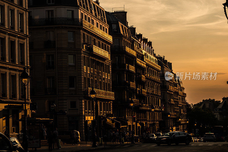夕阳西下的巴黎街头，让人无法辨认的巴黎街坊