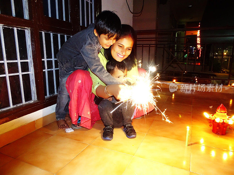 印度家庭在排灯节玩鞭炮