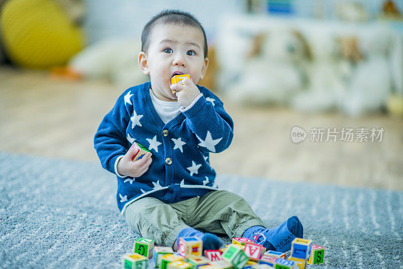 婴儿男孩在托儿所