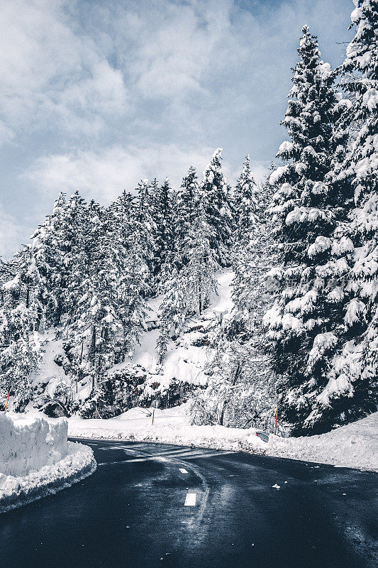 山里冬天的路