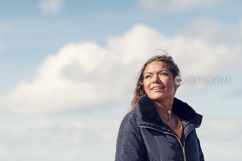 一个阳光明媚的秋日，在海岸，Fistral海滩，纽基，康沃尔的女人。